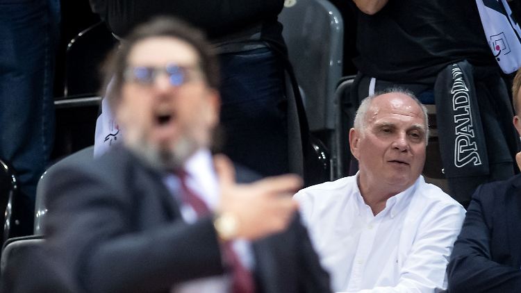 Bayern-Ikone Uli Hoeneß (r.) liebt Basketball. 