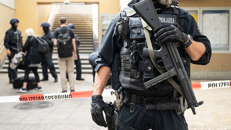 Nach einem Drohschreiben riegelt die Polizei Teile des Hauptbahnhofs in Halle ab.