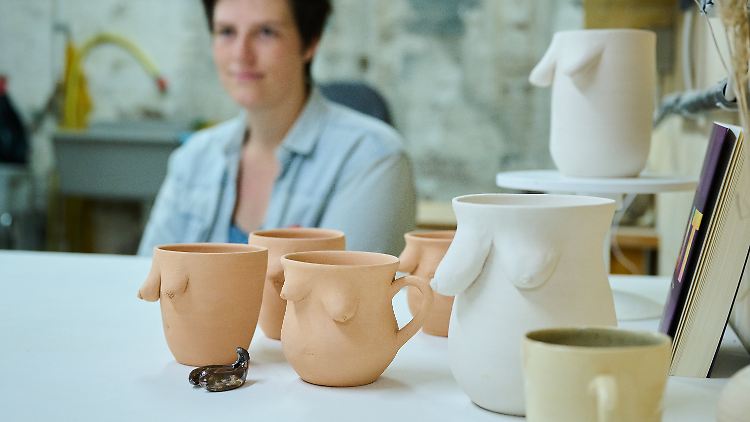 Getöpferte Tassen mit unterschiedlich großen Brüsten sind im Keramikstudio "Villa Vulva" zu sehen.