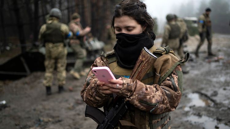 Eine ukrainische Soldatin mit ihrem Handy.