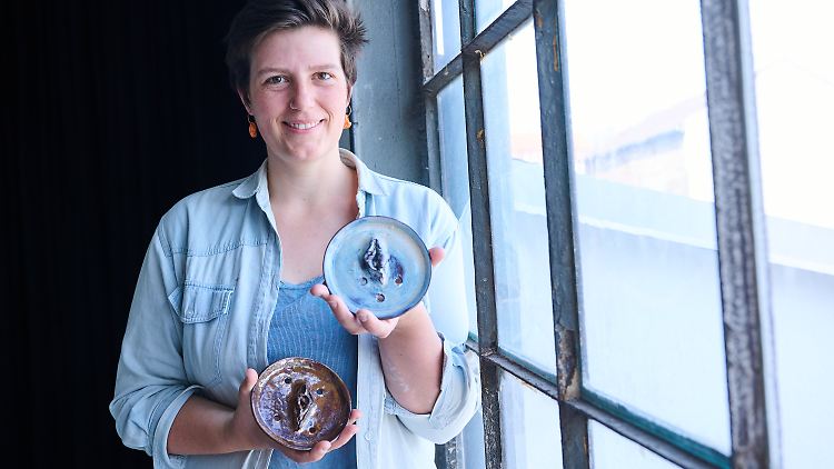 Catharina Rubel zeigt getöpferte Seifenschalen mit einer stilisierten Vulva.