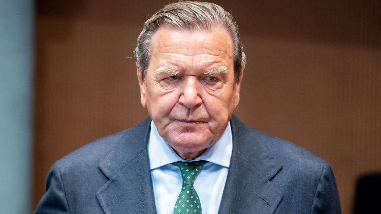 Nach dem russischen Angriffskrieg gegen die Ukraine hat der Druck auf Gerhard Schröder zugenommen.