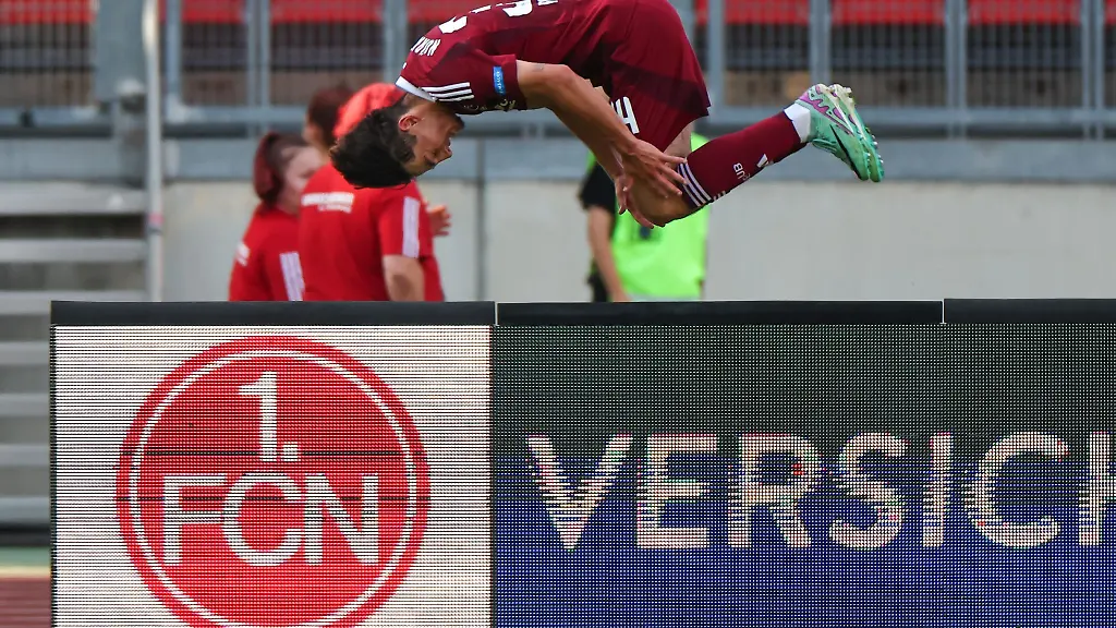 Wie-frueher-Salto-Klose-Dustin-Forkels-Jubel-Sprung-nach-seinem-Tor