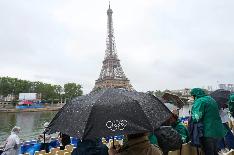 Im-Regen-beginnt-die-Eroeffnungsfeier-der-Olympischen-Spiele-in-Paris