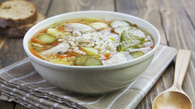 Schmeckt pur, mit magerem Rindfleisch oder mit Fisch. Sie können Rassolnik natürlich auch noch etwas schärfer machen.