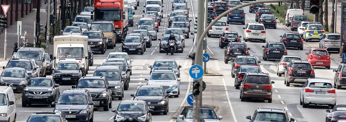 Autos fahren durch die Innenstadt.