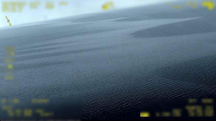 Hat ein Frachtschiff seine Tanks auf hoher See illegal gereinigt? Die schwedische Küstenwache ist alarmiert. 