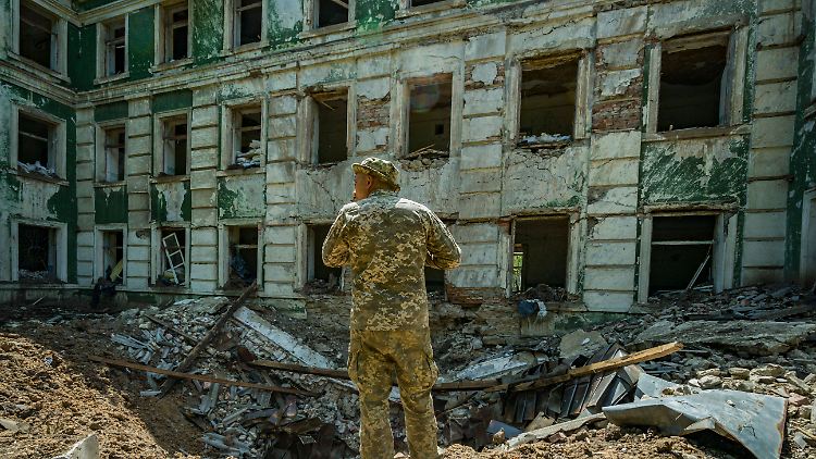 Ein ukrainischer Soldat checkt den Krater nach dem Einschlag einer russischen Rakete.