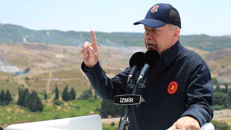 Kurz vor Erdogans Rede hatte das türkische Militär am Vormittag an einem türkischen Strand direkt gegenüber von Samos die Einnahme eines Küstenabschnitts durch Landungstruppen geübt.