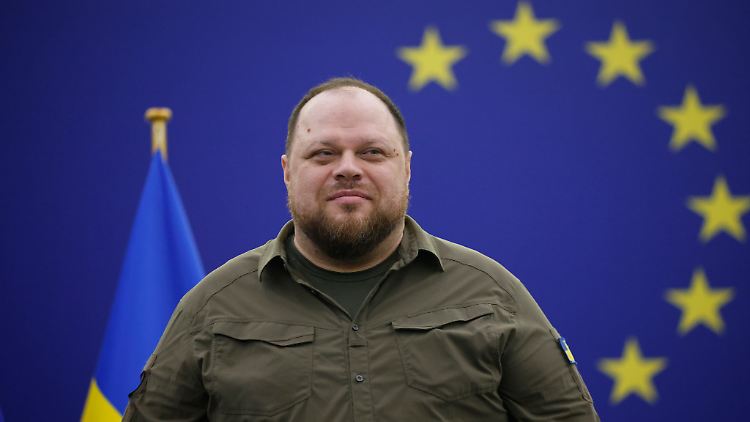 Rein farblich spricht nichts dagegen: Der ukrainische Parlamentspräsident Stefantschuk wirbt im EU-Parlament für eine klare Beitrittsperspektive für die Ukraine.