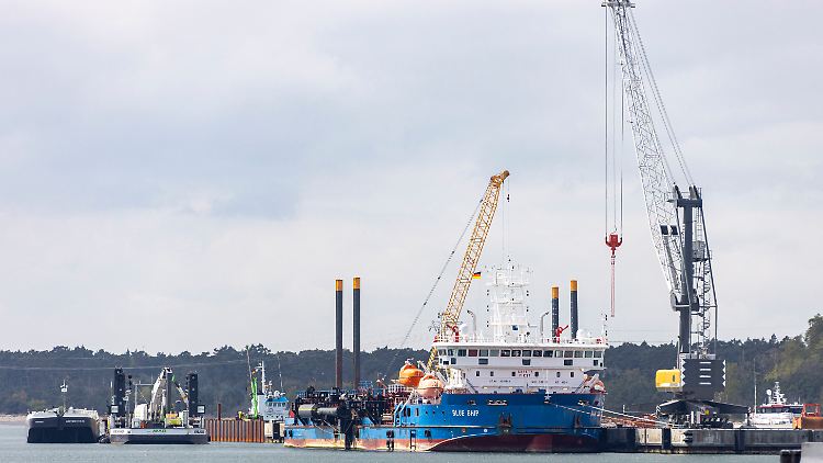 Das Schiff "Blue Ship" der Klimastiftung MV liegt im Faehrhafen Mukran (Landkreis Vorpommern-Ruegen). 