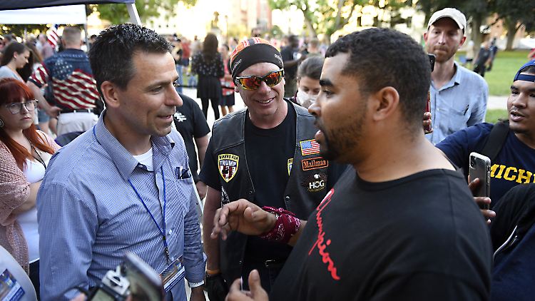 Kelley (links) organisierte 2020 die American Patriot Rally for Constitutional Rights.