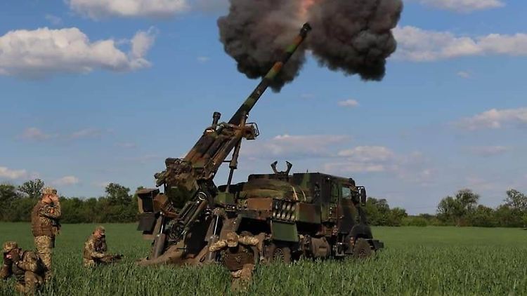Ukrainische Truppen setzen die französische Feldhaubitze CAESAR ein. 