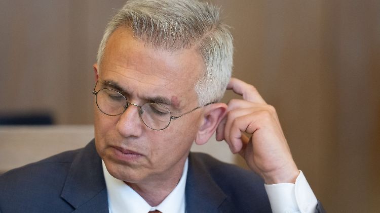 Peter Feldmann (SPD), Oberbürgermeister von Frankfurt, nimmt an der Stadtverordnetenversammlung im Römer teil.