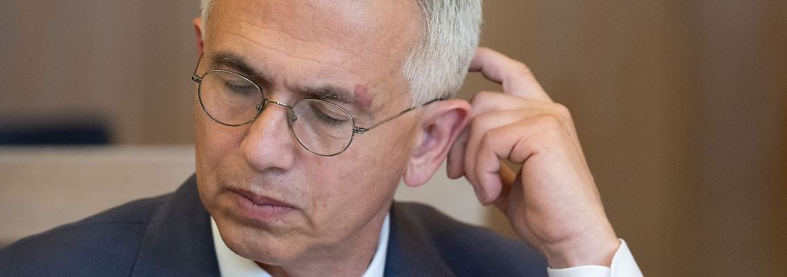Peter Feldmann (SPD), Oberbürgermeister von Frankfurt, nimmt an der Stadtverordnetenversammlung im Römer teil.