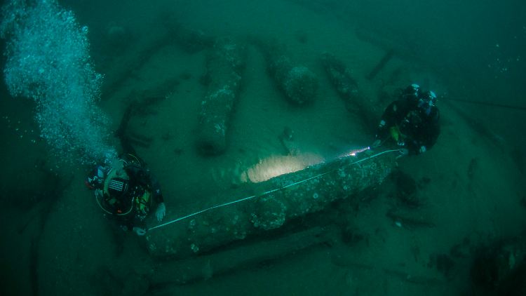 Die Brüder Julian und Lincoln Barnwell vermessen eine Kanone.