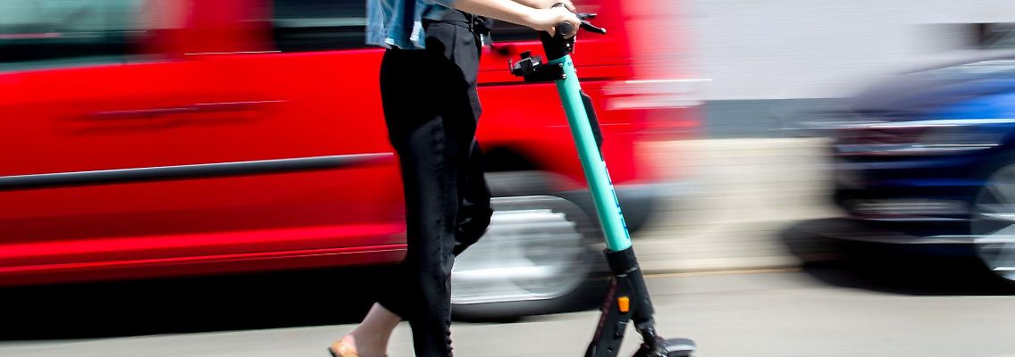 Flotte Fahrer: Doch kann nach Schäden durch einen E-Scooter auch der Halter haften, wenn sich der Verursacher nicht ermitteln lässt?