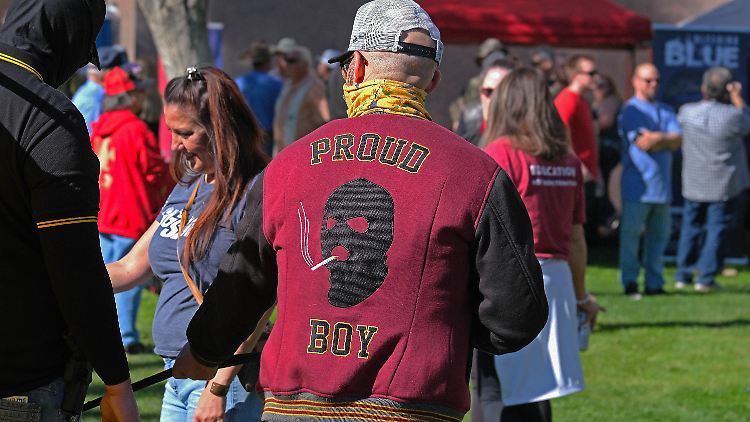 Die "Proud Boys" sollen mit etwa 250 bis 300 Mitgliedern zum Kapitol marschiert sein. 