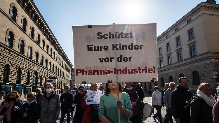 Verschwörungsmythen auf einer Demo von Corona-Leugnern im März in München, da sind Andreas und Anna E. bereits in Paraguay.