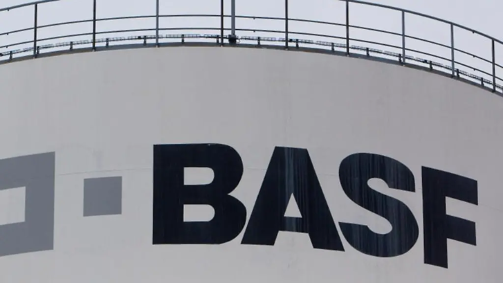 Ein-Mitarbeiter-der-BASF-Schwarzheide-GmbH-geht-ueber-eine-Bruecke-zu-einem-Tanklager