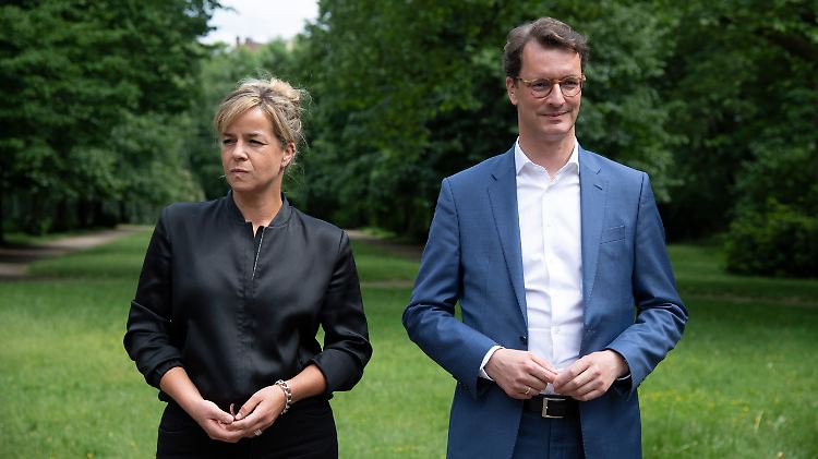 In zwei Wochen soll Schwarz-Grün und NRW die Arbeit aufnehmen. Wüst (r.) wird die Regierung anführen.
