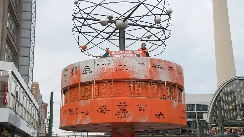 Klimaaktivisten-hatten-am-17-Oktober-2023-die-Weltzeituhr-in-Berlin-mit-oranger-Farbe-besprueht-Archivbild