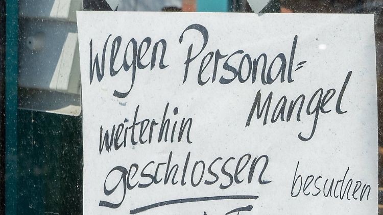 Schild an einem Feinkostladen auf Sylt. 