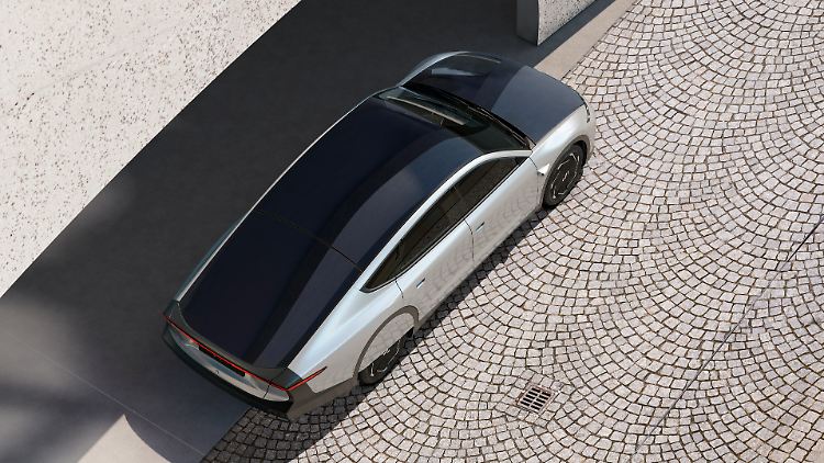 Steht der Lightyear 0 in der Sonne, speist seine integrierte PV-Anlage die Traktionsbatterie mit Strom.