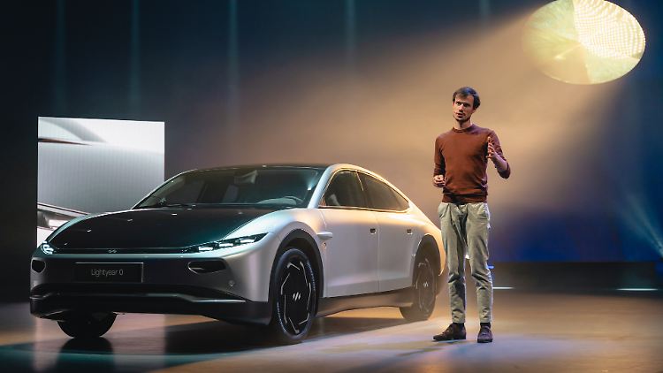 Lex Hoefsloot, Gründer und CEO von Lightyear, stellt die Serienversion des Lightyear 0, dem ersten Solarauto der Welt, vor.