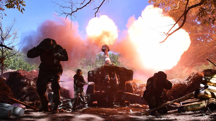 Prorussische Kämpfer an einem Artilleriegeschütz im Donbass.