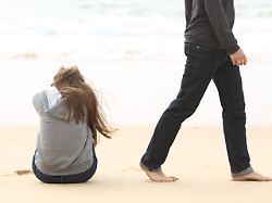 Der Dorn in jeder Beziehung: Wie geht man mit eifersüchtigen Partnern um?