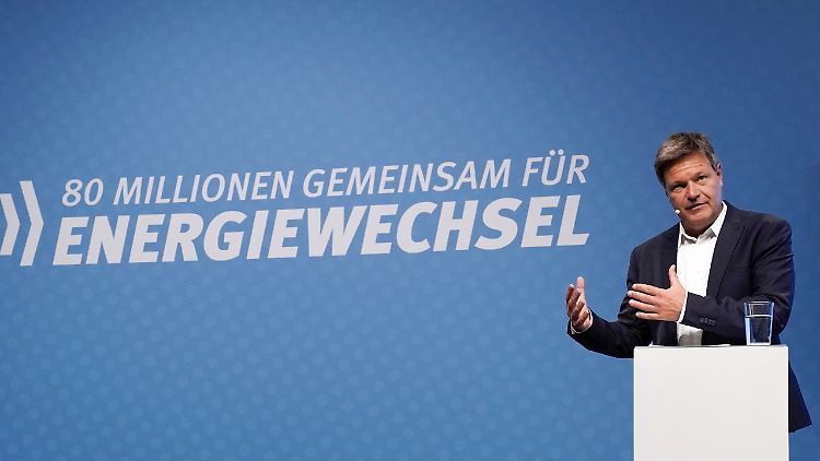"Wir müssen weg von fossilen Energieträgern", erklärte Habeck in Berlin.