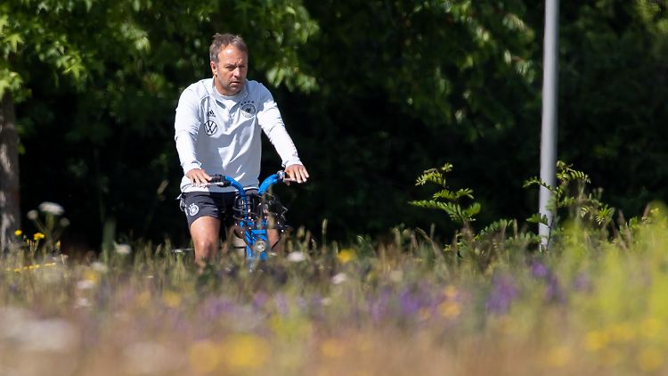 Bundestrainer Hansi Flick auf dem Fahrrad. 