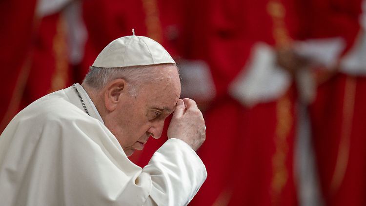 Papst Franziskus feiert die Pfingstmesse: Wegen starker Knieschmerzen ist er an einen Rollstuhl gefesselt.