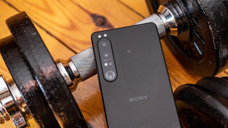 Unten sieht man in der Dreifach-Kamera des Sony Xperia X1 IV das Zoom-Objektiv.