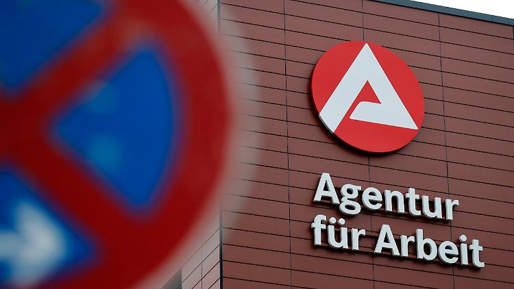 Bis Juni 2023 gilt ein Sanktionsmoratorium für Hartz-IV-Beziehende. Die Aussetzung der Sanktionen ist als Vorstufe zu dem von der Ampelkoalition geplanten Bürgergeld gedacht.