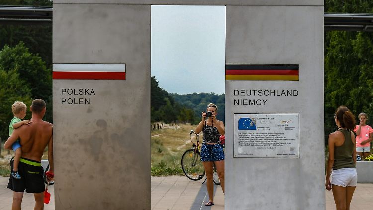 Mit einem Schritt von Polen nach Deutschland: In der Corona-Krise stieß das Prinzip der offenen Binnengrenzen an seine Grenzen.