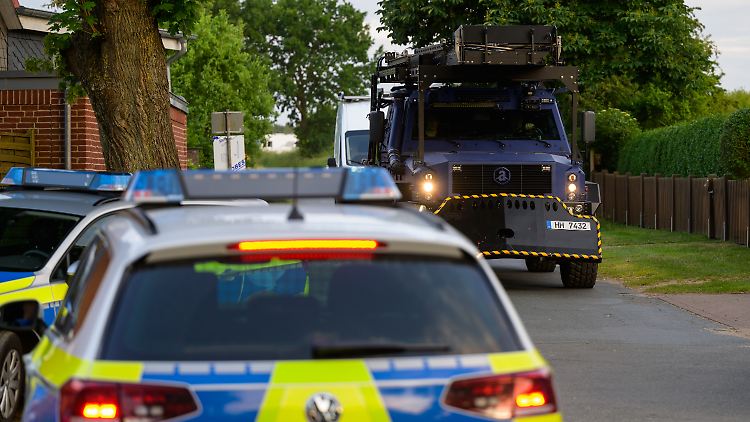 Spezialkräfte kamen zum Einsatz, weil auf einen der Nachbarn mehrere Schusswaffen zugelassen waren.