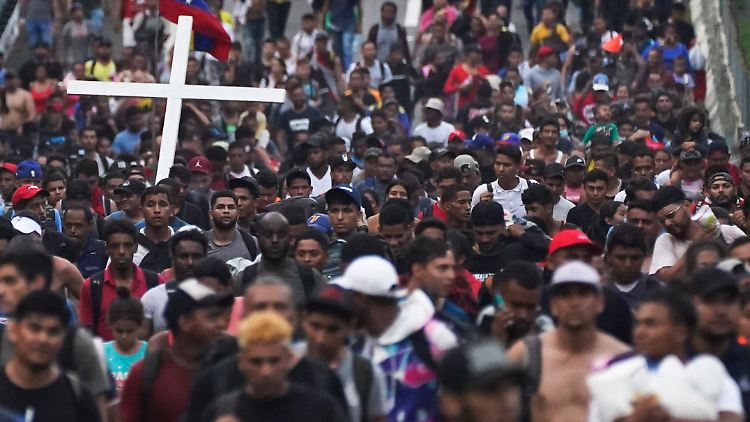 Migranten, viele aus Mittelamerika und Venezuela, gehen entlang der Huehuetan-Autobahn im mexikanischen Bundesstaat Chiapas.
