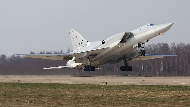 Russische Bomber vom Typ Tu-22B können mit Kh-22-Raketen ausgerüstet werden. 