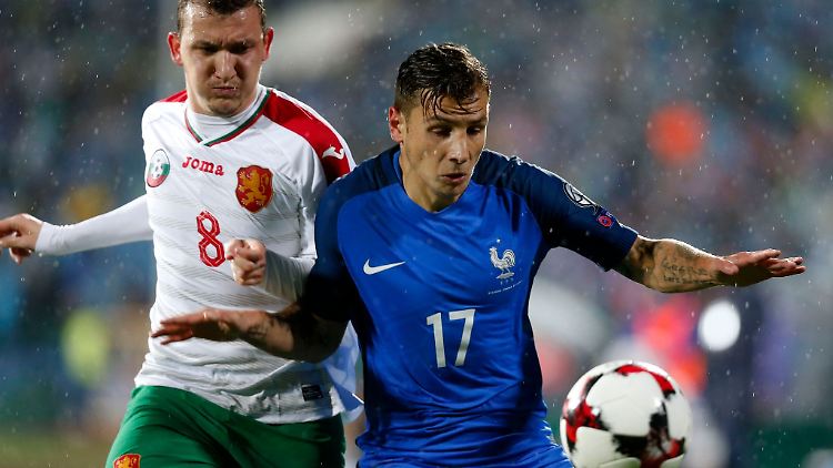 Der bulgarische Fußball-Nationalspieler Todor Nedelew (links) musste operiert werden.