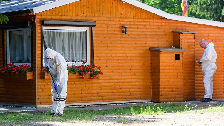 Ein 85-Jähriger soll ein benachbartes Ehepaar erschossen haben, bevor er sich selbst tötete.