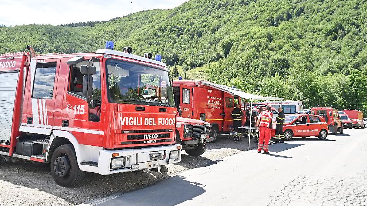 Zu Fuß bergen Rettungskräfte fünf Leichen aus dem nur schwer zugänglichen Tal in der Region Emilia-Romagna.