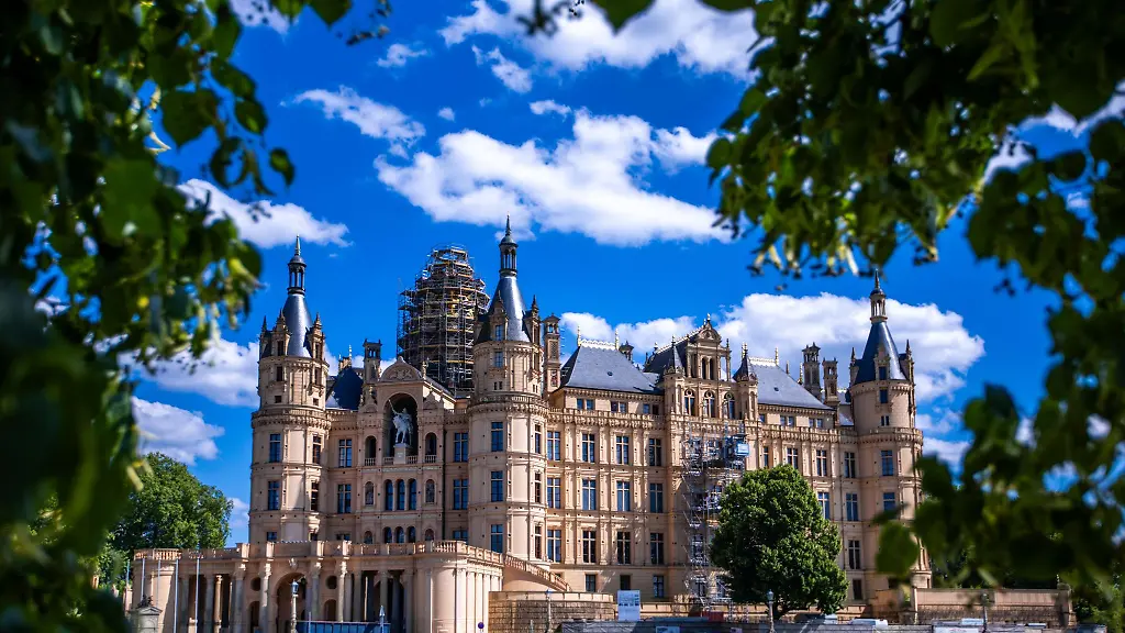 Das-Schweriner-Schloss-ist-das-markanteste-Gebaeude-im-Residenzensemble-mit-dem-die-Landeshauptstadt-von-Mecklenburg-Vorpommern-auf-die-Welterbeliste-will