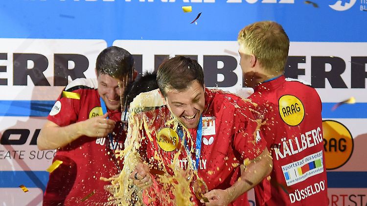 Timo Boll feiert seinen Titel Nummer zwölf. 