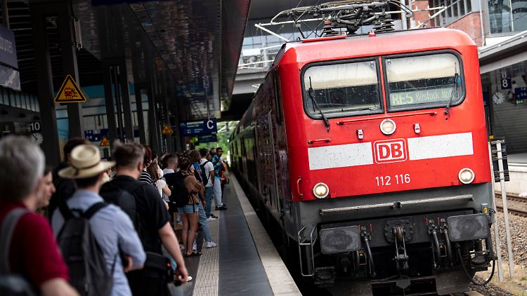 Bahnhof Gesundbrunnen: Der RE 5 Richtung Ostsee ist zu voll. 