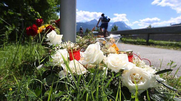 Blumen erinnern an der Unfallstelle an das Unglück.