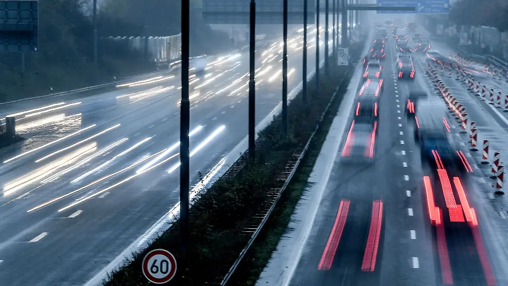 Autofahrer-muessen-sich-in-den-kommenden-Tagen-auf-unterschiedlichen-Autobahn-Abschnitten-in-Nordrhein-Westfalen-auf-Vollsperrungen-einstellen
