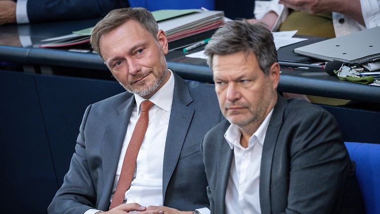 Habeck (r.) will mit einer Änderung des Kartellrechts gegen die Ölkonzerne vorgehen.  
