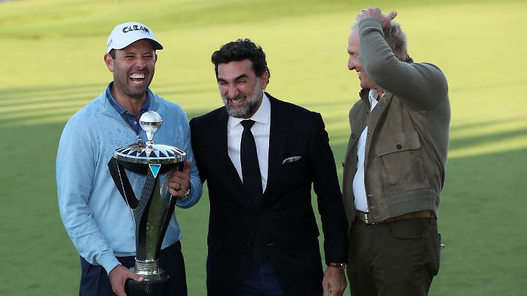 Greg Norman (r.) wurde während seiner Karriere "der weiße Hai" genannt. Gemeinsam mit dem Saudi Yasir Al-Rumayyan (M.) zerfetzt er nun den Golf-Sport. Und Charl Schwartzel liebt das Geld.